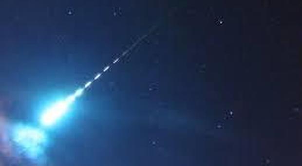 Super meteora illumina il cielo d'Italia, pioggia di avvistamenti anche a Roma. «Un boato»