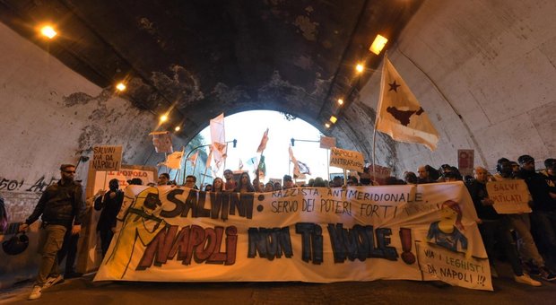 Salvini a Napoli, centri sociali in piazza: l'anno scorso il corteo anti-Matteo