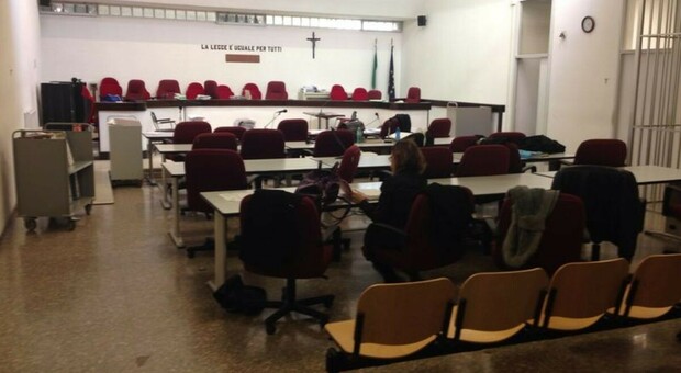 Un'aula del Tribunale di Macerata