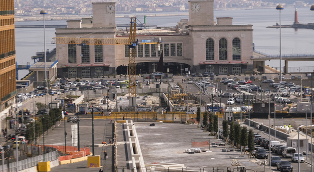 Napoli, piazza Municipio si svela: «Acceleriamo sui lavori del cantiere della metropolitana»
