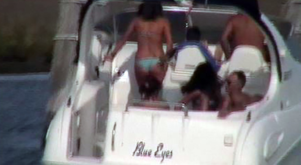 Due accusati ripresi in una gita in barca