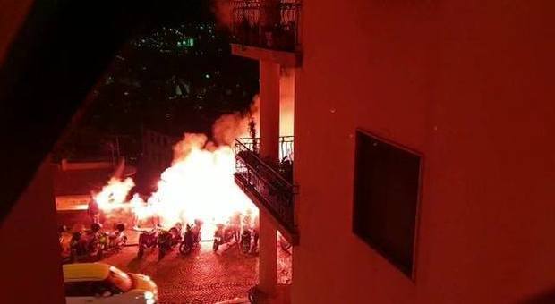 Napoli, è caos movida al Vomero: dopo i fumogeni scattano le denunce