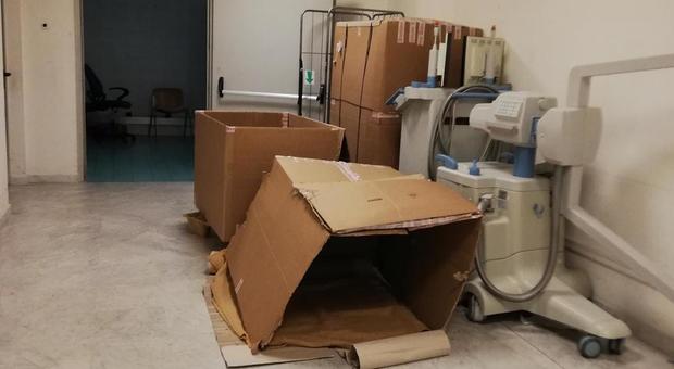 Gli scatoloni che fanno da giaciglio di fortuna nello scantinato dell'ospedale