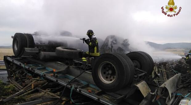 Camion si ribalta e va in fiamme sulla Roma-Civitavecchia: morto il conducente. Autostrada bloccata