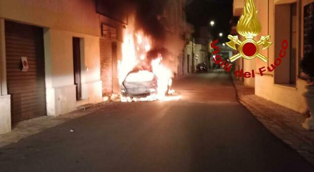 Salento, incendio auto nella notte: in fiamme una Peugeot