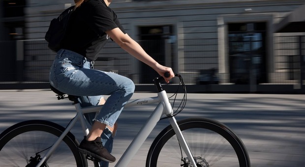 Bonus bici, chi andrà in ufficio pedalando avrà un contributo in busta paga. Ma gli esperti avvertono: «Manca sicurezza lungo le strade»