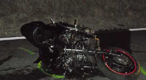 Centauro milanese cade in moto sull'A7: investito e ucciso da tre auto lungo la Serravalle
