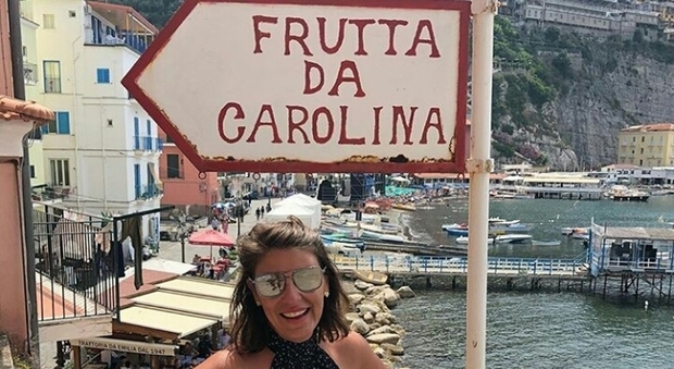 La chef Vivian Howard a Sorrento: foto e spesa di frutta a Marina Grande