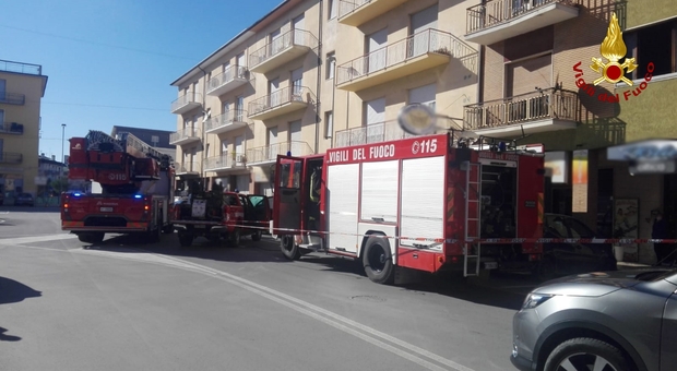 Appartamento in fiamme, due intossicati portati all'ospedale di Torrette