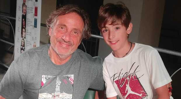 Il divulgatore scientifico Mario Tozzi con il giovane fan Pietro Volpin