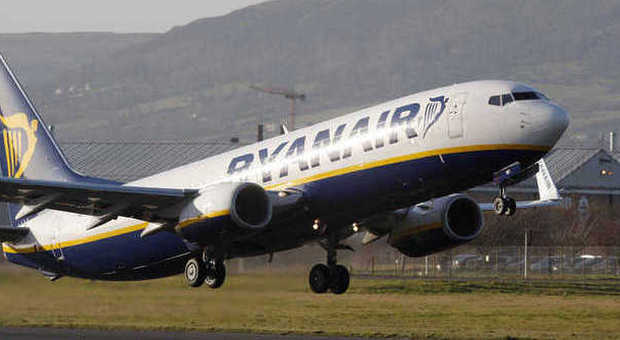 Ryanair, due donne misteriose in cabina durante il volo: aperta un'indagine