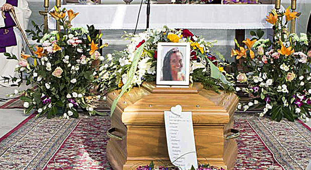 Nadia, uccisa a 21 anni: in migliaia ai funerali. Il vescovo: "Il male ci ha toccato"