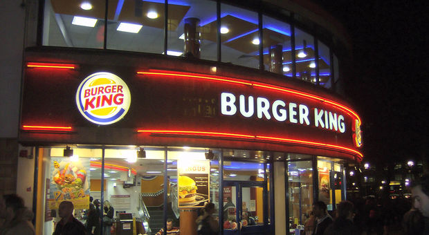 Burger King, la promozione choc: «40mila euro e panini gratis a vita per le donne incinte dei calciatori ai Mondiali»