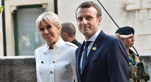 Macron e Brigitte, passeggiata con bacio a Roma. Poi la cena romantica