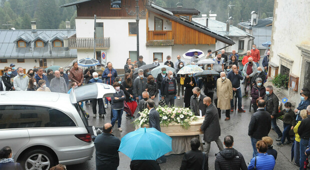 Una folla commossa ha sfidato la pioggia per dare l'ultimo saluto a Sara Candeago