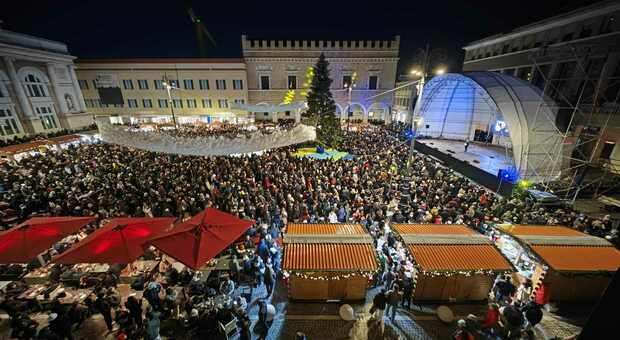 Natale a Pesaro, folla da stadio in piazza