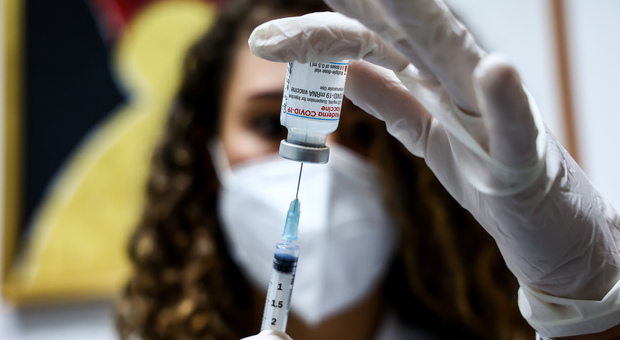 Vaccini a domicilio in Campania: «Piattaforma in tilt, così dosi a rischio»