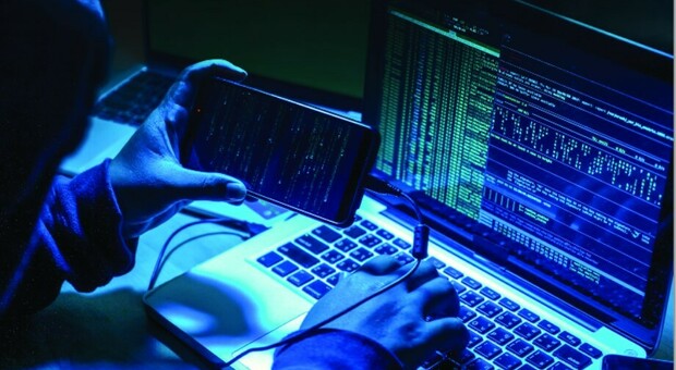 Russia, attacco hacker «senza precedenti» ai siti del governo: una hotline per chi vuole disertare