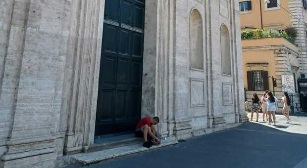 Roma, degrado in centro: un uomo fa la "pedicure" sui gradini della chiesa