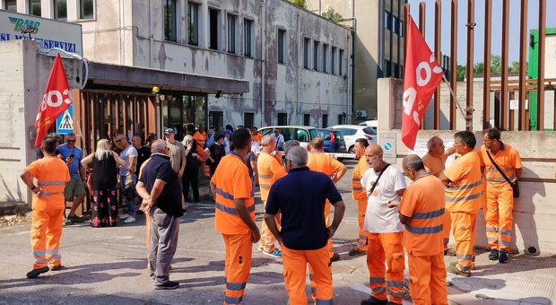 Lavoratori Multiservizi in protesta all'esterno della sede della società