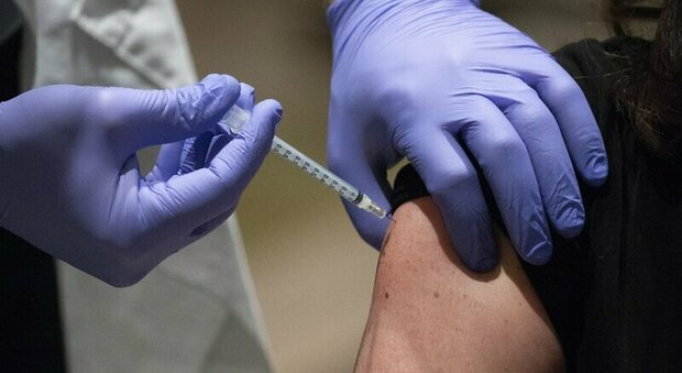 Influenza stagionale, casi in aumento: come accedere alla campagna vaccinale e gli intrecci con la campagna anti-Covid