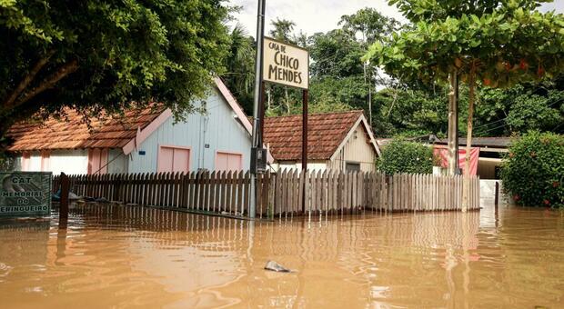 Brasile, inondazioni «senza precedenti» al confine con Bolivia e Perù: migliaia gli sfollati