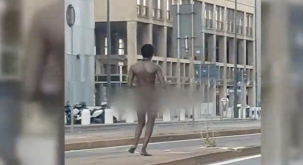 Uomo nudo fa jogging tra le macchine Milano, l'assessore De Corato: «Al peggio non c'e mai fine»