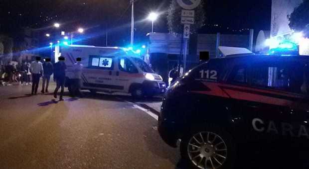 Far West nella notte di Napoli: rapina con sparatoria al centro scommesse, ferito dipendente