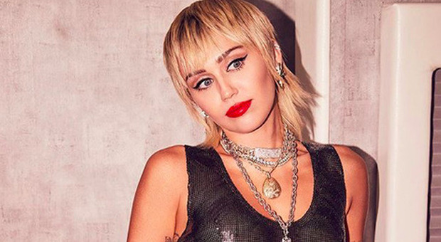 Miley Cyrus, stop alla dieta vegana: «Il mio cervello non correva più»