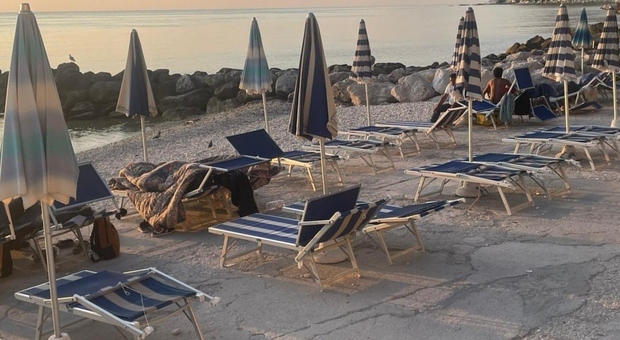 Al Passetto bivacchi senza fine: i clochard sono pure sui lettini, tensione in spiaggia