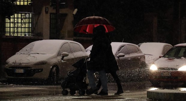 Neve e gelo in pianura: traffico in tilt in Veneto e Friuli. Allerta rossa in Liguria e Toscana: scuole chiuse