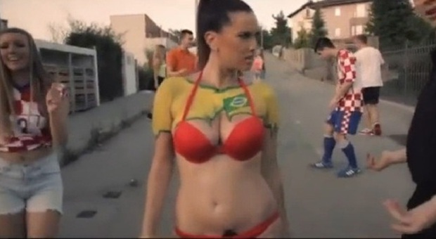 "Portami in Brasile, ho bisogno dei tuoi soldi", e la popstar mette l'Iban nel videoclip