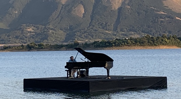 Concerto di Stefano Bollani sul lago di Campotosto