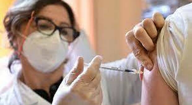 Covid, immunizzato il 60% degli italiani: 2 mln over 60 non vaccinati. Calo iniezioni per Ferragosto