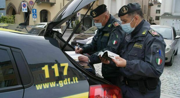 Napoli, controlli nei luoghi della movida: sanzionati 5 locali per occupazione abusiva