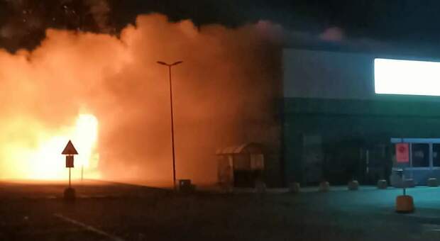 “Orizzonte”, l'incendio al magazzino di Ferentino causato da una batteria di fuochi d’artificio: si cercano i responsabili