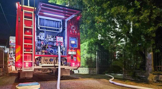 SALGAREDA Incendio nel garage di un'abitazione, sul posto sei squadre dei vigili del fuoco SALGAREDA Incendio nel garage di un'abitazione, sul posto sei squadre dei vigili del fuoco