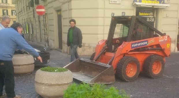 Napoli, parcheggio selvaggio a Santa Lucia: arrivano le fioriere a mo' di dissuasori