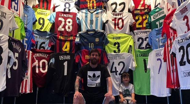 Messi, una collezione di maglie e trofei da museo del calcio