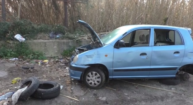 Auto abbandonate, degrado e rifiuti ad Agnano: «Ridare dignità ai cittadini»