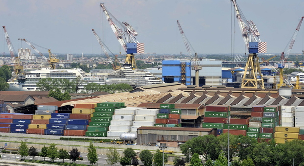 I depositi di container e le gru dello stabilimento della Fincantieri a Porto Marghera