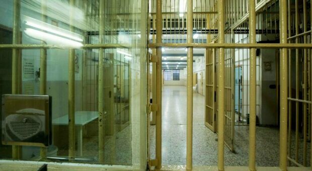 Detenuto dà una testata a un poliziotto in carcere a Brindisi. Sappe: stop a questa mattanza