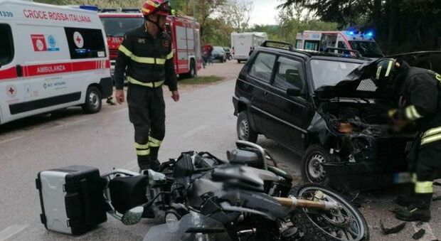 Scontro tra un'auto e una motocicletta al Furlo: un ferito portato ad Urbino, un altro a Torrette con l'eliambulanza