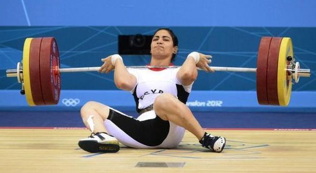 Londra, paura alla gara di pesi: l'atleta egiziana rischia di soffocare