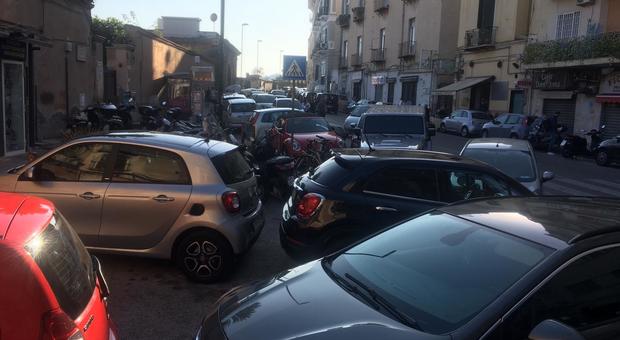 Napoli: alta tensione a Posillipo, residenti bloccati dai parcheggiatori abusivi