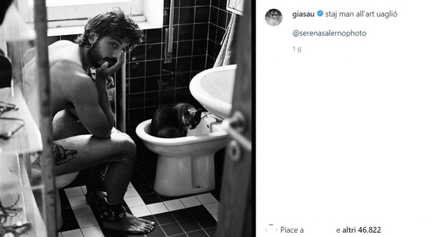 Gianmarco Saurino nudo sul water in compagnia del gatto, le fan: «Non c'è niente da fare...»