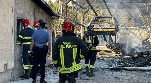 Maxi incendio nelle pertinenze di un edificio: distrutte due casette di legno, un'officina e tre automobili