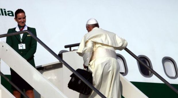 Il Papa sale in aereo col bagaglio (Ansa)
