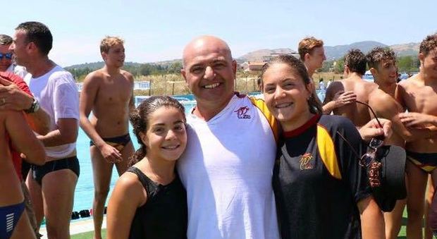 Enzo Massa, allenatore della Canottieri Napoli, con le figlie Lucrezia e Roberta