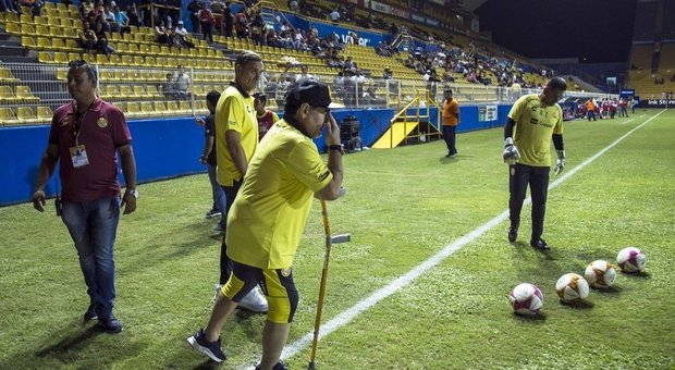 Maradona di nuovo sotto i ferri: operazione al ginocchio per il Pibe